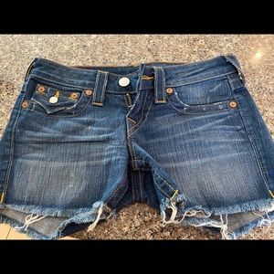 Women’s True Religion Keira cutoff shorts size 26